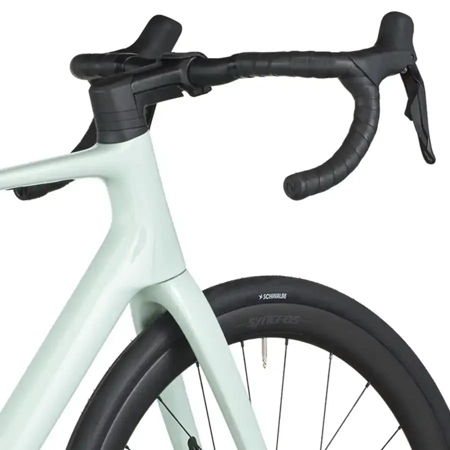 A Bicicleta SCOTT Addict 30 tem Quadro Addict RC em Carbono HMF e Transmissão Shimano 105 Di2 Disc 24 VL.