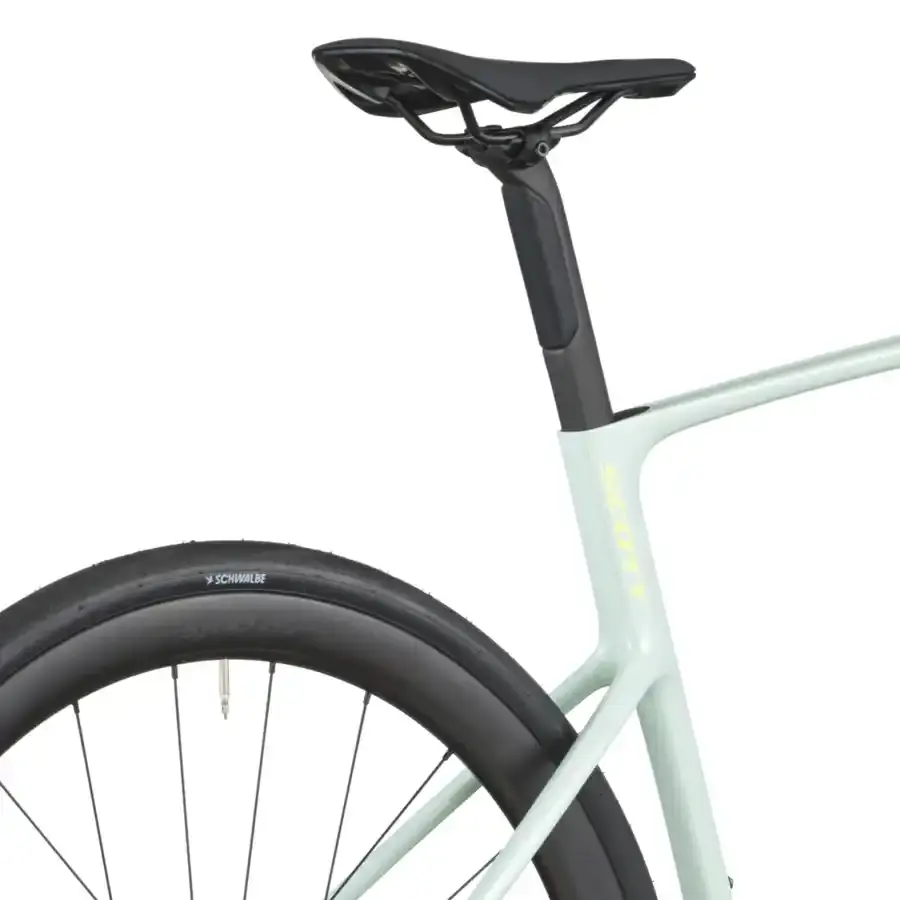 A Bicicleta SCOTT Addict 30 tem Quadro Addict RC em Carbono HMF e Transmissão Shimano 105 Di2 Disc 24 VL.