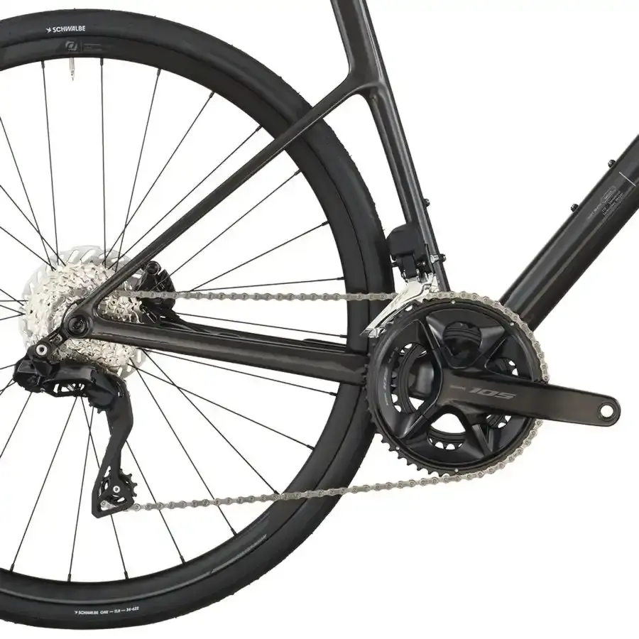 A Bicicleta SCOTT Addict 40 tem Quadro Addict RC Carbono HMF e Transmissão Shimano 105 Di2 Disc 24 VL.