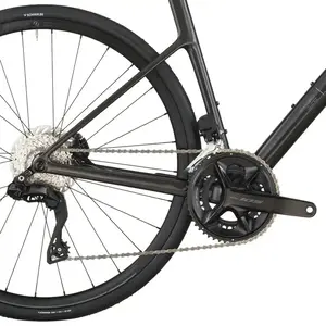 A Bicicleta SCOTT Addict 40 tem Quadro Addict RC Carbono HMF e Transmissão Shimano 105 Di2 Disc 24 VL.
