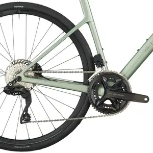 A Bicicleta SCOTT Addict 40 tem Quadro Addict RC Carbono HMF e Transmissão Shimano 105 Di2 Disc 24 VL.
