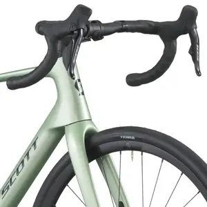 A Bicicleta SCOTT Addict 40 tem Quadro Addict RC Carbono HMF e Transmissão Shimano 105 Di2 Disc 24 VL.