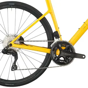 A Bicicleta SCOTT Addict 40 tem Quadro Addict RC Carbono HMF e Transmissão Shimano 105 Di2 Disc 24 VL.