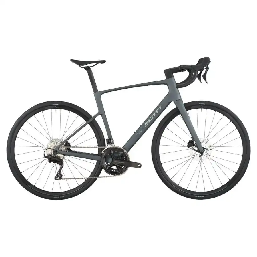 A Bicicleta SCOTT Addict 50 tem Quadro Addict RC em Carbono HMF e Transmissão Shimano 105 Disc 24 VL.