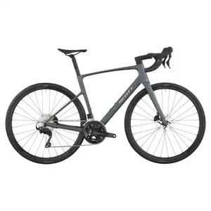 A Bicicleta SCOTT Addict 50 tem Quadro Addict RC em Carbono HMF e Transmissão Shimano 105 Disc 24 VL.