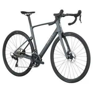 A Bicicleta SCOTT Addict 50 tem Quadro Addict RC em Carbono HMF e Transmissão Shimano 105 Disc 24 VL.