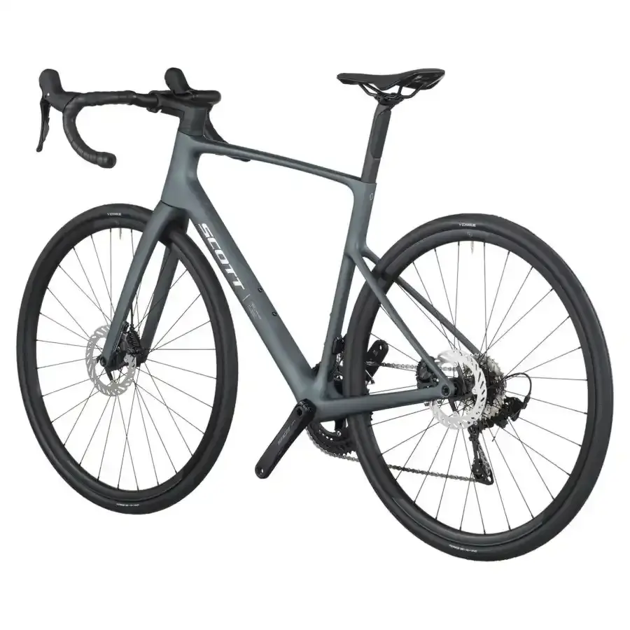A Bicicleta SCOTT Addict 50 tem Quadro Addict RC em Carbono HMF e Transmissão Shimano 105 Disc 24 VL.