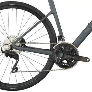 A Bicicleta SCOTT Addict 50 tem Quadro Addict RC em Carbono HMF e Transmissão Shimano 105 Disc 24 VL.