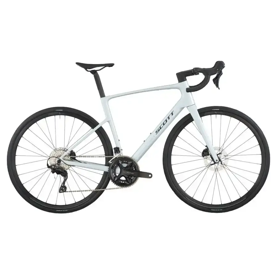 A Bicicleta SCOTT Addict 50 tem Quadro Addict RC em Carbono HMF e Transmissão Shimano 105 Disc 24 VL.
