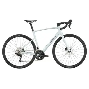 A Bicicleta SCOTT Addict 50 tem Quadro Addict RC em Carbono HMF e Transmissão Shimano 105 Disc 24 VL.