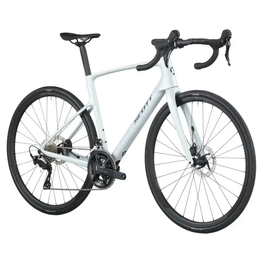A Bicicleta SCOTT Addict 50 tem Quadro Addict RC em Carbono HMF e Transmissão Shimano 105 Disc 24 VL.
