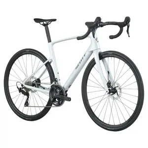A Bicicleta SCOTT Addict 50 tem Quadro Addict RC em Carbono HMF e Transmissão Shimano 105 Disc 24 VL.