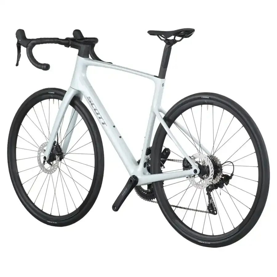 A Bicicleta SCOTT Addict 50 tem Quadro Addict RC em Carbono HMF e Transmissão Shimano 105 Disc 24 VL.