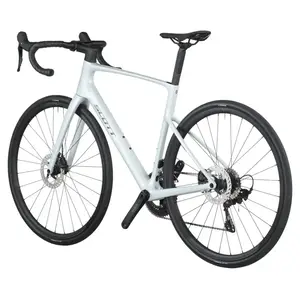 A Bicicleta SCOTT Addict 50 tem Quadro Addict RC em Carbono HMF e Transmissão Shimano 105 Disc 24 VL.