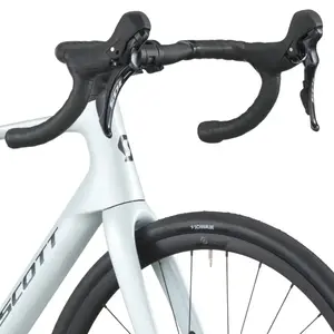 A Bicicleta SCOTT Addict 50 tem Quadro Addict RC em Carbono HMF e Transmissão Shimano 105 Disc 24 VL.