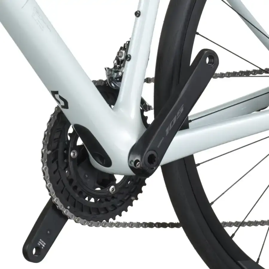 A Bicicleta SCOTT Addict 50 tem Quadro Addict RC em Carbono HMF e Transmissão Shimano 105 Disc 24 VL.