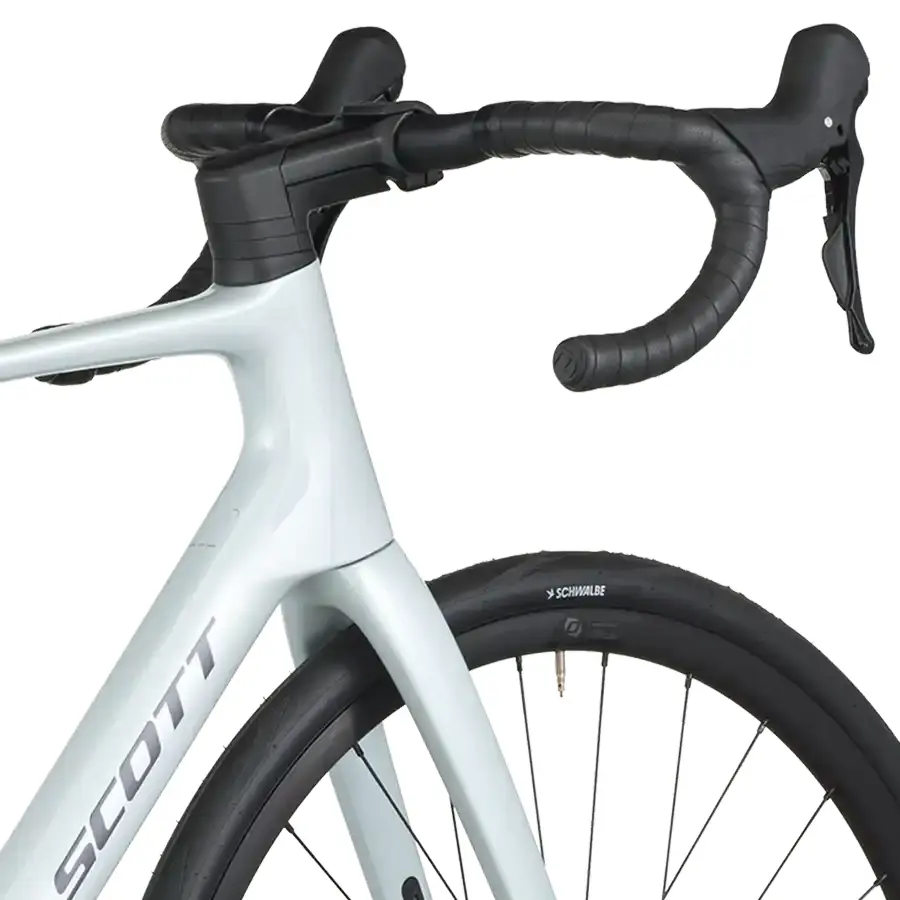 BICICLETA SCOTT ADDICT 50 exposição Bicicleta SCOTT Addict 50 DE EXPOSIÇÃO com quadro Addict Carbono HMF e forqueta Addict Carbono HMF. Ideal para estrada, com desempenho, conforto e controlo SCOTT MY26.
