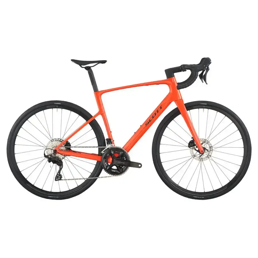 A Bicicleta SCOTT Addict 50 tem Quadro Addict RC em Carbono HMF e Transmissão Shimano 105 Disc 24 VL.