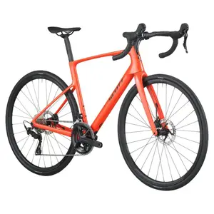 A Bicicleta SCOTT Addict 50 tem Quadro Addict RC em Carbono HMF e Transmissão Shimano 105 Disc 24 VL.