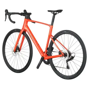 A Bicicleta SCOTT Addict 50 tem Quadro Addict RC em Carbono HMF e Transmissão Shimano 105 Disc 24 VL.