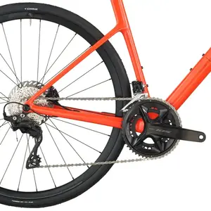 A Bicicleta SCOTT Addict 50 tem Quadro Addict RC em Carbono HMF e Transmissão Shimano 105 Disc 24 VL.