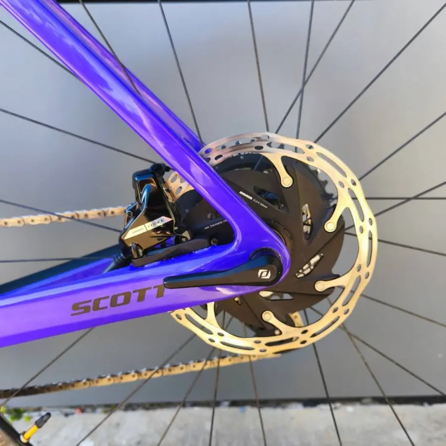 Bicicleta de serviço SCOTT Addict Gravel 10 tem Quadro em Carbono HMF, Rodas em Carbono Fulcrum Rapid RED e SRAM RED AXS de 24VL.