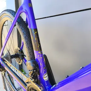 Bicicleta de serviço SCOTT Addict Gravel 10 tem Quadro em Carbono HMF, Rodas em Carbono Fulcrum Rapid RED e SRAM RED AXS de 24VL.
