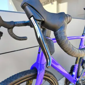 Bicicleta de serviço SCOTT Addict Gravel 10 tem Quadro em Carbono HMF, Rodas em Carbono Fulcrum Rapid RED e SRAM RED AXS de 24VL.