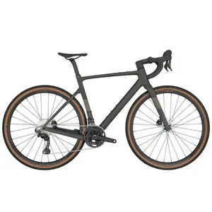 A Bicicleta SCOTT Addict Gravel 40 Black tem Quadro em Carbono HMF, Forqueta Addict Gravel Disc HMF e Shimano GRX RX820/610 Disc de 24VL.