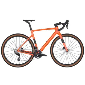 A Bicicleta SCOTT Addict Gravel 40 Orange tem Quadro em Carbono HMF, Forqueta Addict Gravel Disc HMF e Shimano GRX RX820/610 Disc de 24VL.