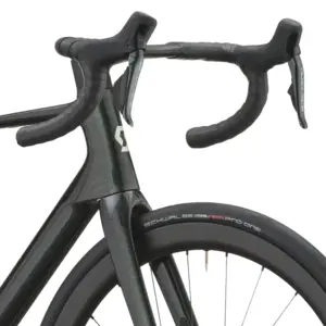 BICICLETA SCOTT ADDICT PREMIUM SCOTT ADDICT PREMIUM: estrada de performance com foco em leveza e eficiência, para subir forte, acelerar cedo e manter velocidade em ritmo alto.