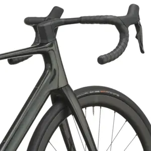 BICICLETA SCOTT ADDICT PREMIUM SCOTT ADDICT PREMIUM: estrada de performance com foco em leveza e eficiência, para subir forte, acelerar cedo e manter velocidade em ritmo alto.