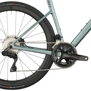 A Bicicleta SCOTT Addict Premium desafia a gravidade e eleva o desempenho com o seu Quadro Addict RC Carbono HMX e Transmissão Shimano Dura Ace Di2 Disc 24 VL.