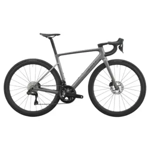 SCOTT ADDICT RC 10: estrada de performance com foco em leveza e eficiência, para subir forte, acelerar cedo e manter velocidade em ritmo alto. Com confiança.
