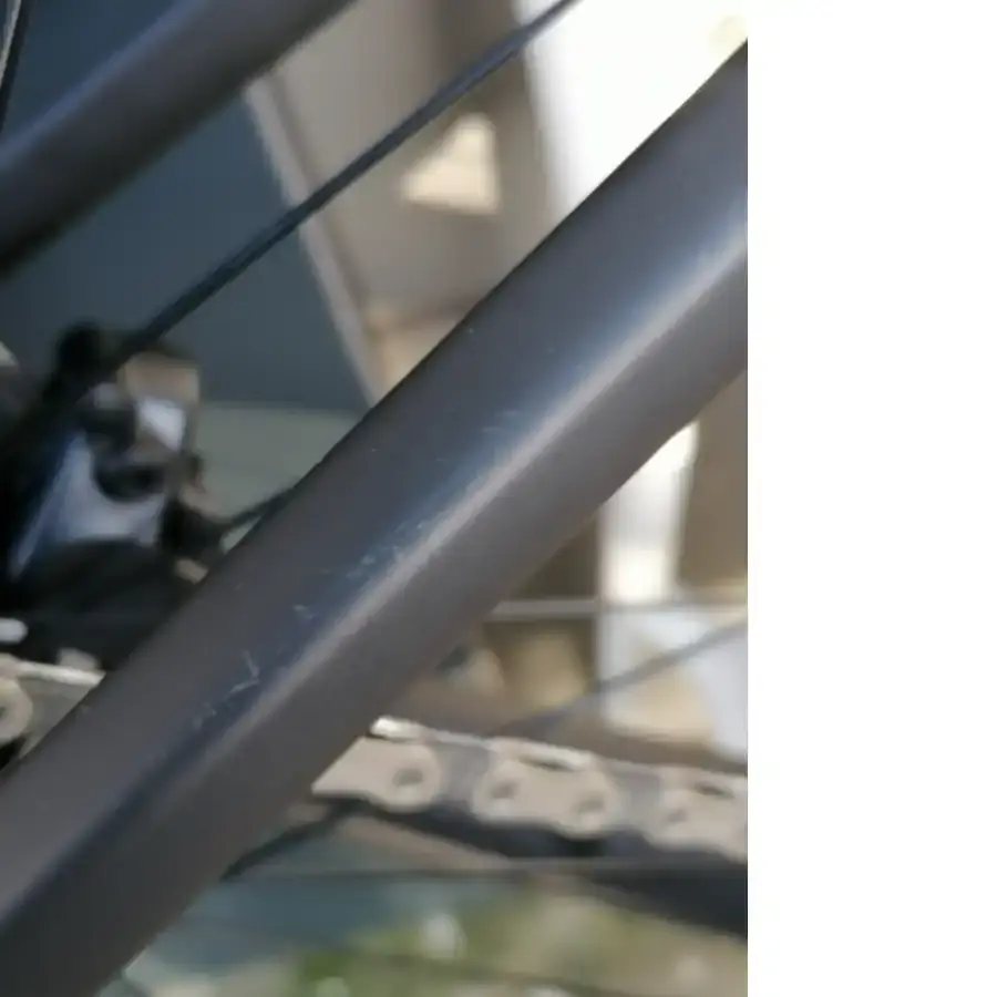 A Bicicleta SCOTT Addict RC 20 Serviço é uma bicicleta de estrada em carbono HMX com transmissão SRAM Force eTap AXS, ideal para desempenho e competição.