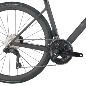 A Bicicleta SCOTT Addict RC 30 eleva o desempenho com o seu Quadro Addict RC em Carbono HMX e Transmissão Shimano 105 Di2 Disc 24 VL.
