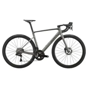 BICICLETA SCOTT ADDICT RC PRO SCOTT ADDICT RC PRO: estrada de performance com foco em leveza e eficiência, para subir forte, acelerar cedo e manter velocidade em ritmo alto. Mais liberdade.