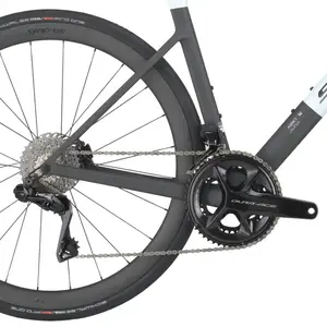 A Bicicleta SCOTT Addict RC Pro eleva o desempenho com o seu Quadro Addict RC em Carbono HMX e Transmissão Shimano Dura-Ace Di2 Disc 24 VL.