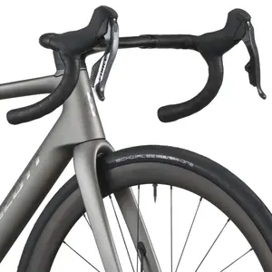 A Bicicleta SCOTT Addict RC Team eleva o desempenho com o seu Quadro Addict RC em Carbono HMX  e Transmissão SRAM FORCE AXS Disc 24 VL.