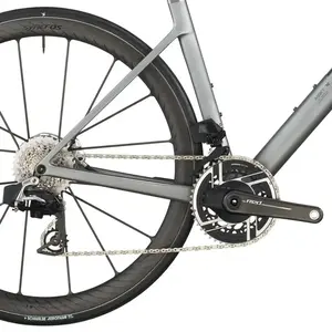 A Bicicleta SCOTT Addict RC ULTIMATE eleva o desempenho com o seu Quadro Addict RC em Carbono HMX SL e Transmissão SRAM FORCE AXS 24 VL c/potenciômetro.