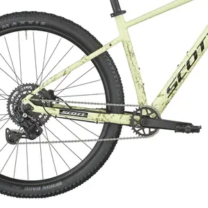 A Bicicleta SCOTT Contrail 30 tem Suntour XCE28, Quadro em Alloy e transmissão Shimano CUES 9 VL.