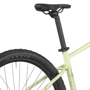 A Bicicleta SCOTT Contrail 30 tem Suntour XCE28, Quadro em Alloy e transmissão Shimano CUES 9 VL.