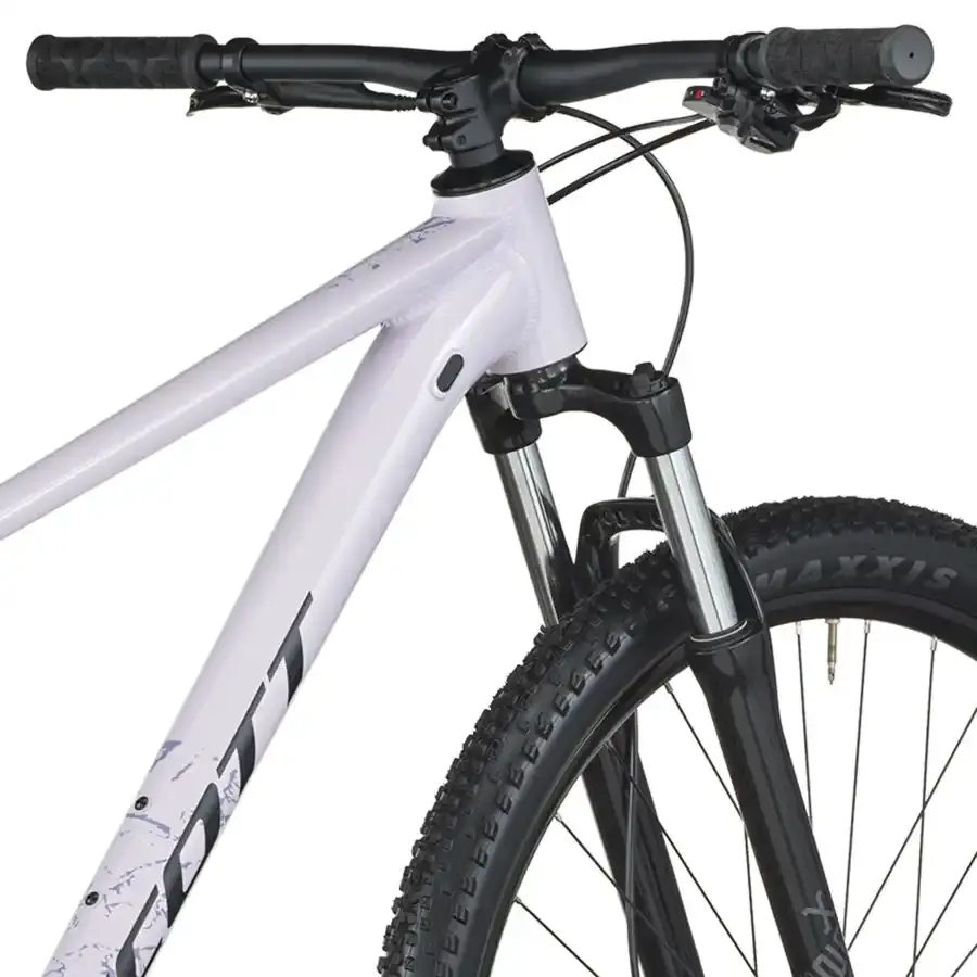 A Bicicleta SCOTT Contrail 30 tem Suntour XCE28, Quadro em Alloy e transmissão Shimano CUES 9 VL.