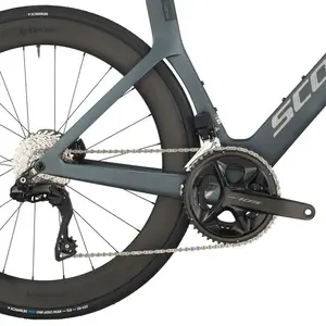 A Bicicleta SCOTT Foil RC 20 tem Quadro em Carbono HMX e transmissão  Shimano 105 Di2 24 VL.