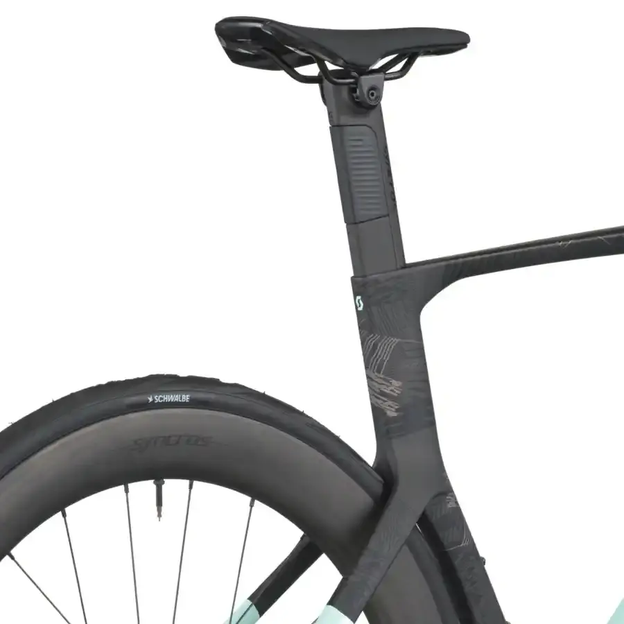 A Bicicleta SCOTT Foil RC 20 tem Quadro em Carbono HMX e transmissão  Shimano 105 Di2 24 VL.