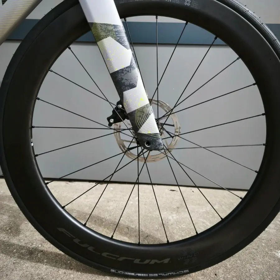 Conheça a Bicicleta SCOTT Foil RC 30 com Quadro em Carbono HMX, Forqueta FOIL Disc HMX, SRAM RIVAL eTap AXS de 24VL E RODAS FULCRUM WIND 57 DE 57MM DE PERFIL.