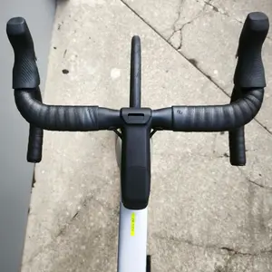 Conheça a Bicicleta SCOTT Foil RC 30 com Quadro em Carbono HMX, Forqueta FOIL Disc HMX, SRAM RIVAL eTap AXS de 24VL E RODAS FULCRUM WIND 57 DE 57MM DE PERFIL.