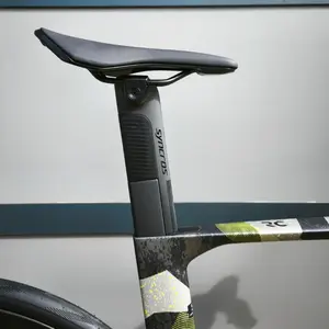 Conheça a Bicicleta SCOTT Foil RC 30 com Quadro em Carbono HMX, Forqueta FOIL Disc HMX, SRAM RIVAL eTap AXS de 24VL E RODAS FULCRUM WIND 57 DE 57MM DE PERFIL.