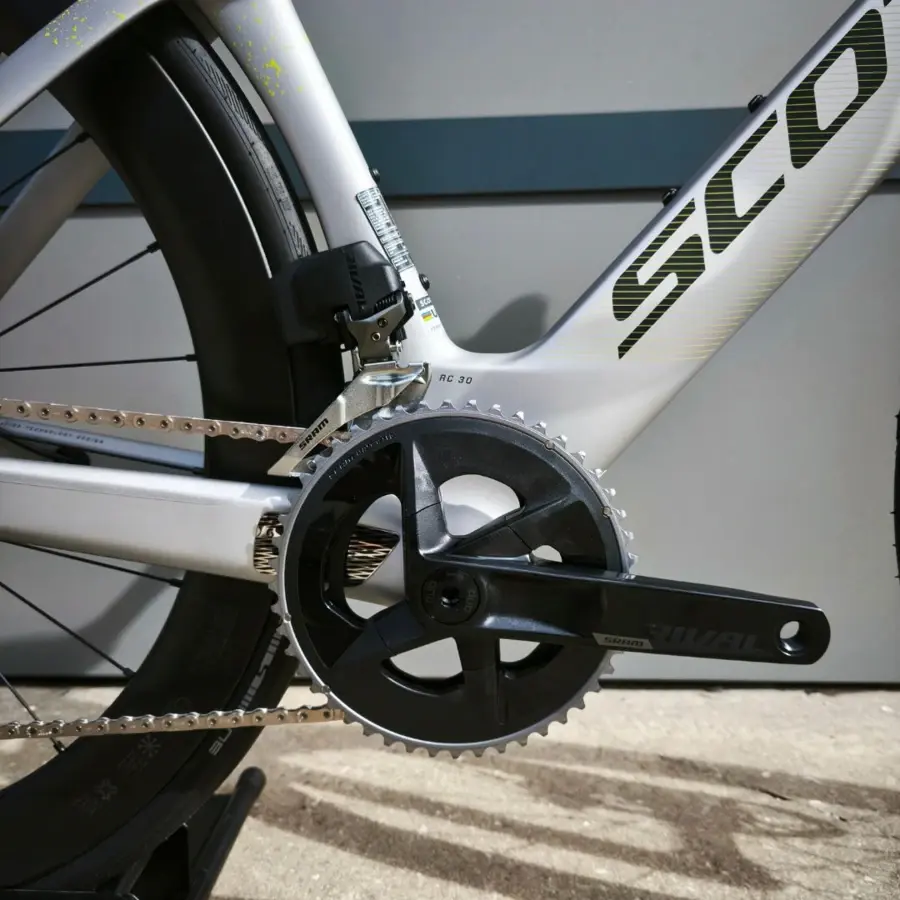 Conheça a Bicicleta SCOTT Foil RC 30 com Quadro em Carbono HMX, Forqueta FOIL Disc HMX, SRAM RIVAL eTap AXS de 24VL E RODAS FULCRUM WIND 57 DE 57MM DE PERFIL.