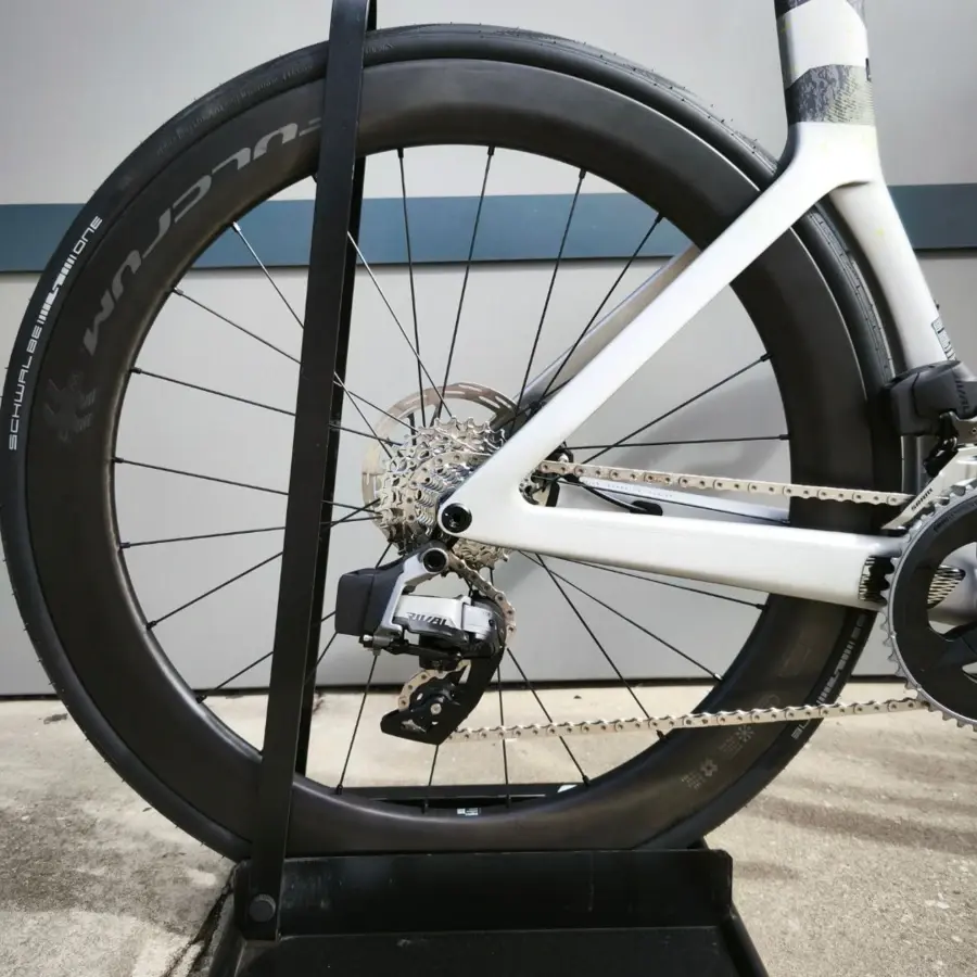 Conheça a Bicicleta SCOTT Foil RC 30 com Quadro em Carbono HMX, Forqueta FOIL Disc HMX, SRAM RIVAL eTap AXS de 24VL E RODAS FULCRUM WIND 57 DE 57MM DE PERFIL.